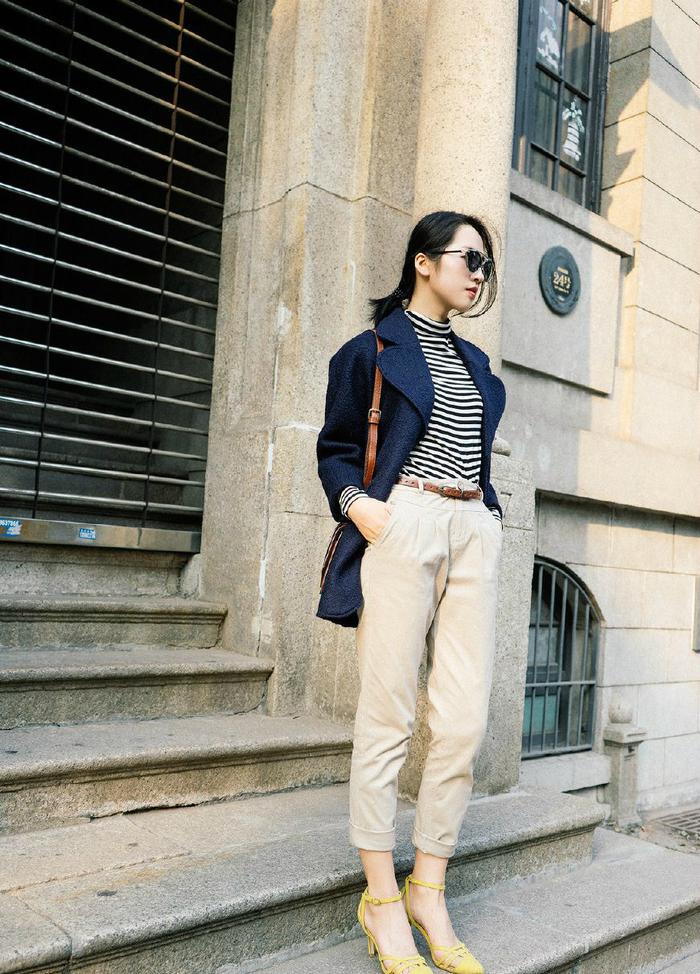 Striped turtleneck & high-waisted pants combination