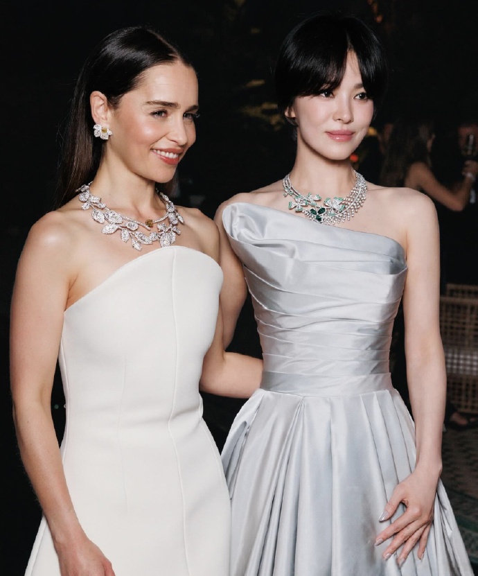 Emilia Clarke & Song Hye Kyo. ​​Strapless gown & one-shoulder gown.