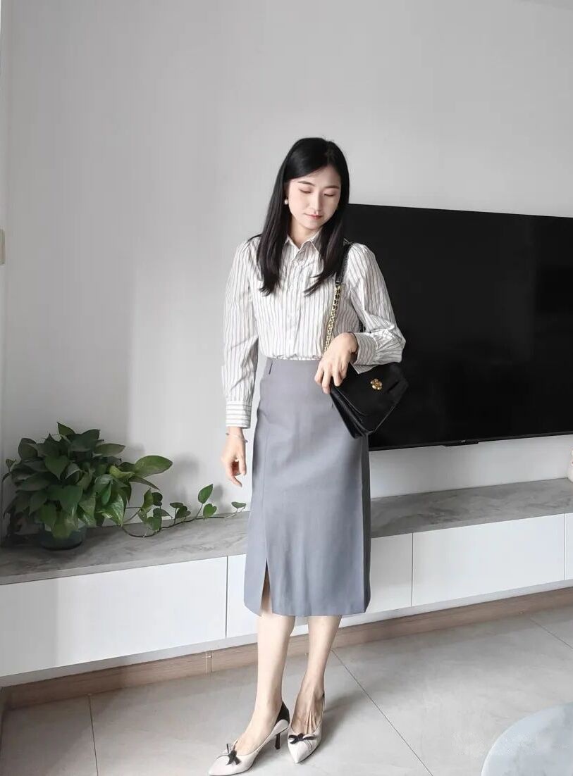 Office lady style: Striped blouse paired with pencil skirt